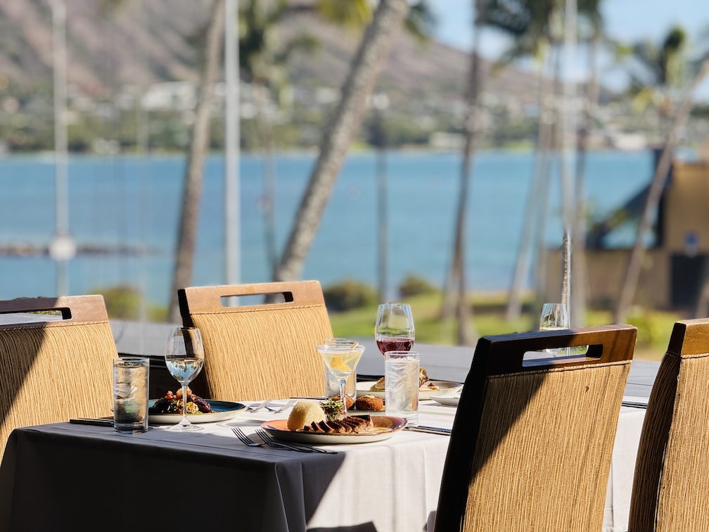 特別な日を、ハワイの美食で彩る。Roy's ハワイカイ店で過ごす極上のディナー